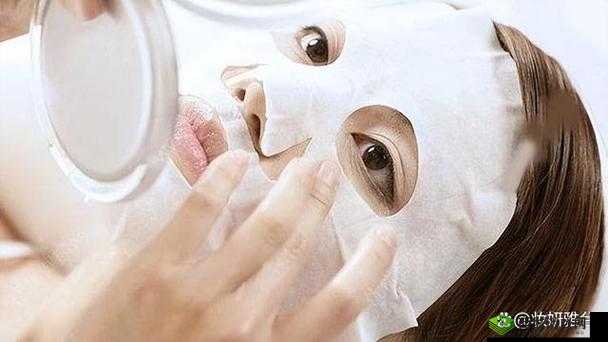 一个在上吃一个在下面敷面膜:生活中的别样场景