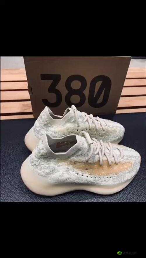 yeezy380 蜜桃粉与白色魅力尽显