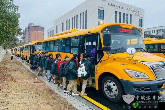 成为全校公交车的日常生活:校园生活别样精彩