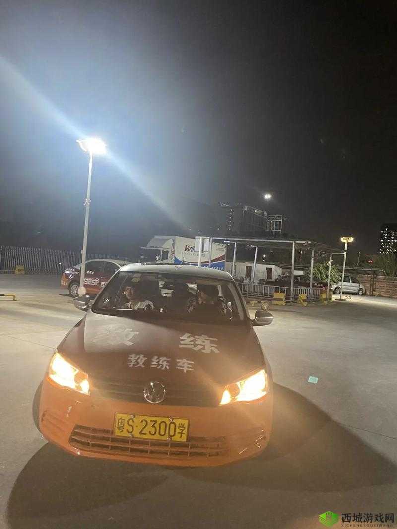 女性跟教练晚上练车是否合适:安全第一