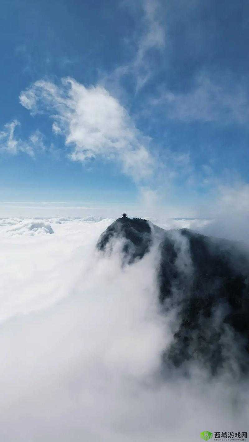 手握两座高耸之山:震撼奇观