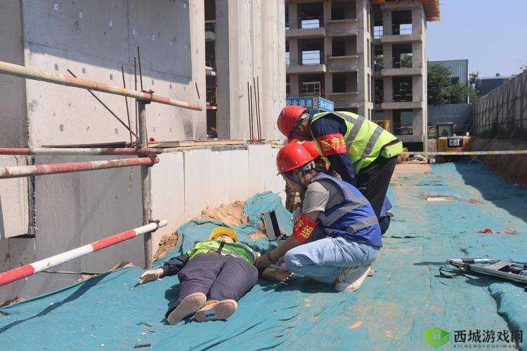 维修工人被困电梯自救：绝境中与死神赛跑