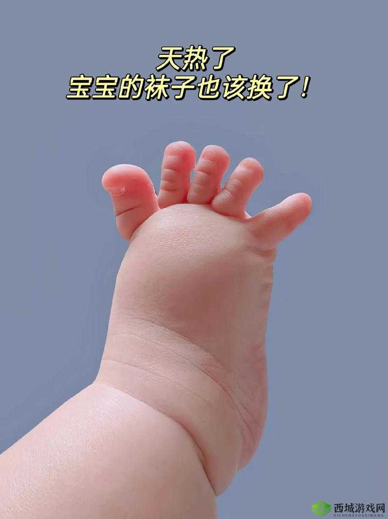 宝宝把脚抬高看镜子:萌娃的好奇瞬间