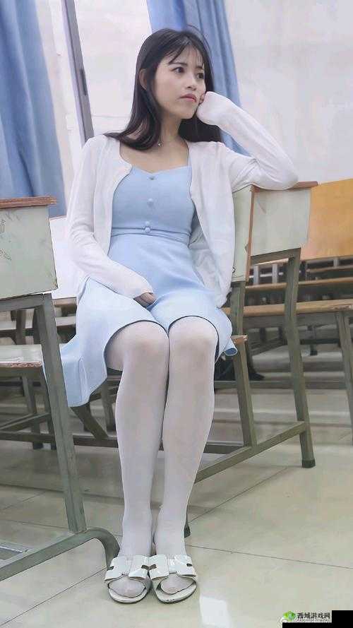 校花穿白丝在教室呻吟:禁忌诱惑