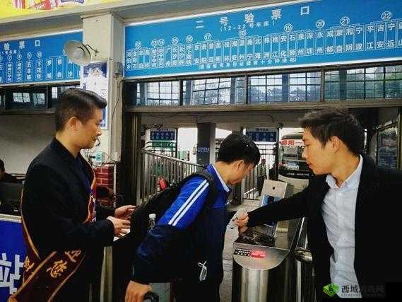 公交车检票员用 B 检票上车:保障有序出行