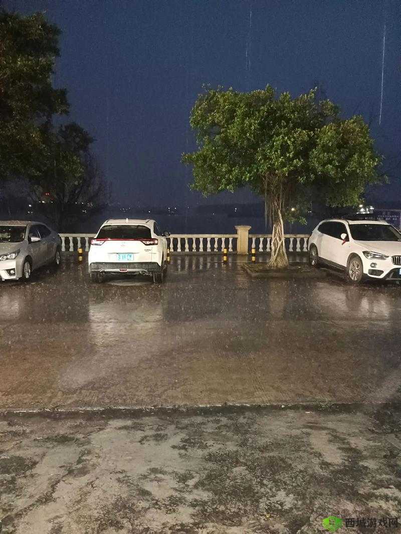 下雨天公交车站避雨有 1 个技巧,你知道吗?