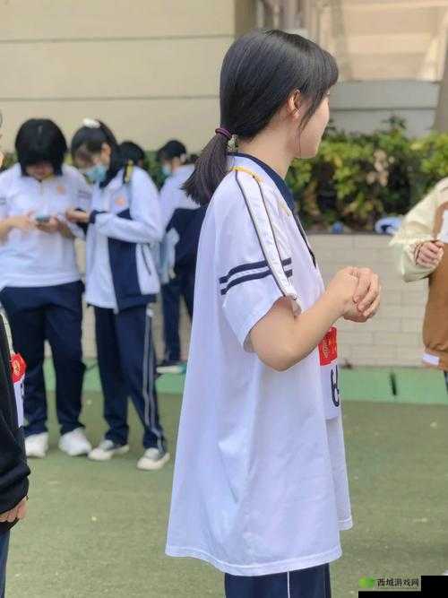 初二学生自扣校服出桨引热议:行为背后的思考