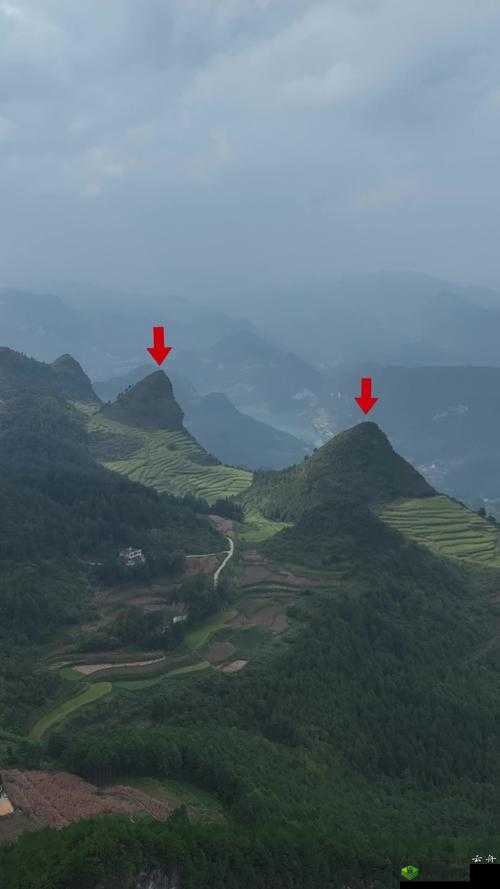 手握两座高耸的山：探索自然奇观与心灵深处的奥秘之旅