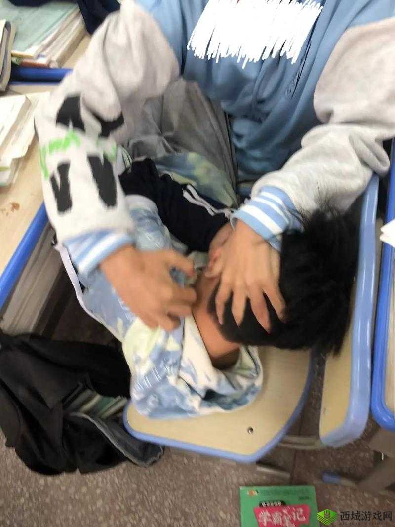 男生宿舍内被扒裤子玩游戏,这种行为是否合适?